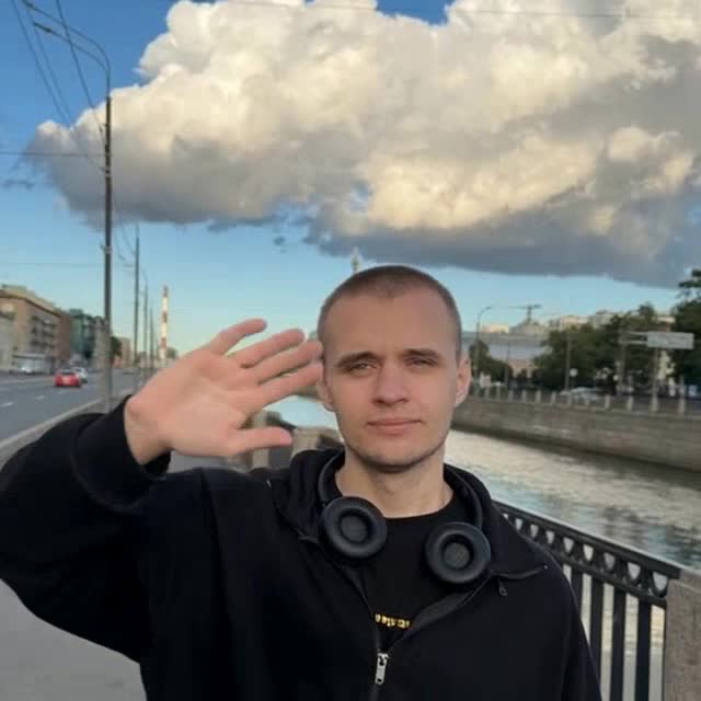 Персонаж машет рукой — видео Seedance 1.0 Pro Fast